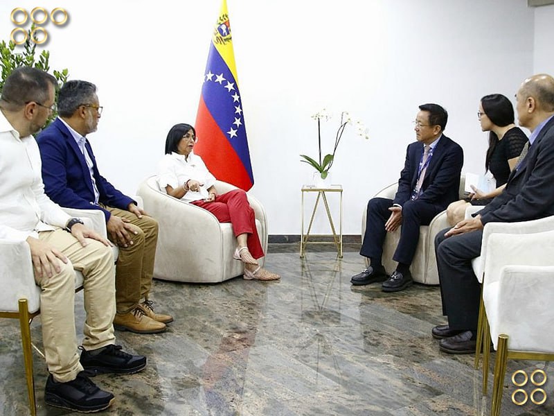 <strong>Vicepresidenta Delcy Rodríguez sostuvo encuentro con el presidente del Instituto de Desarrollo de China</strong>